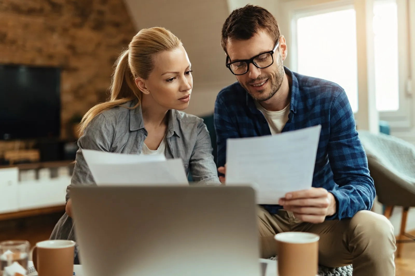 Couple consultant des documents financiers